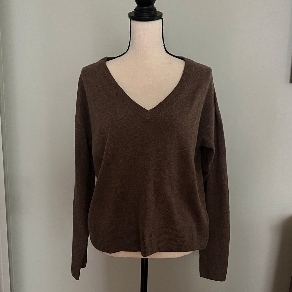 GAP V-Neck Sweater - Picture 1 of 3